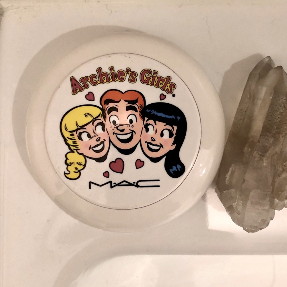 MAC Archie’s Girls ‘Veronica’s Blush’ Powder